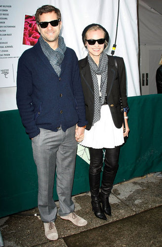 Joshua Jackson and Diane Kruger sported matching sunglasses while walking around Bryant Park in September 2009.
Joshua Jackson and Diane Kruger sported matching sunglasses while walking around Bryant Park in September 2009.