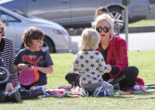 Gwen Stefani sat down to play with Kingston and Zuma.
Gwen Stefani sat down to play with Kingston and Zuma.