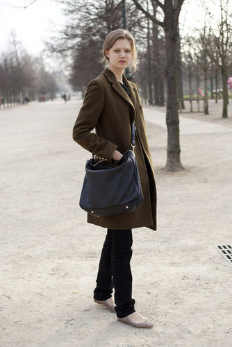 Model Lindsey Wixson pairs scallop-edged nude flats with laid-back add-ons, like a messenger bag and a cozy olive green coat.
Model Lindsey Wixson pairs scallop-edged nude flats with laid-back add-ons, like a messenger bag and a cozy olive green coat.