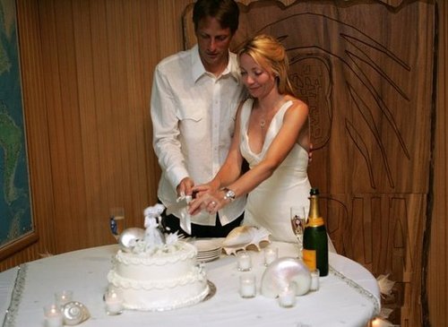 Tony Hawk and Lhotse Merriam married in Fiji during January 2006.
Tony Hawk and Lhotse Merriam married in Fiji during January 2006.