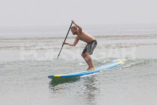 Robert Pattinson surfed with his paddleboard.
Robert Pattinson surfed with his paddleboard.