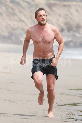 Robert Pattinson went running shirtless on the beach.
Robert Pattinson went running shirtless on the beach.
