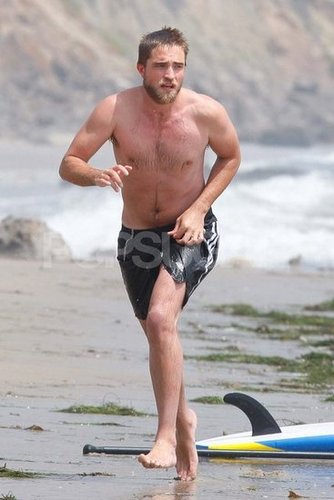 Robert Pattinson went running shirtless on the beach.
Robert Pattinson went running shirtless on the beach.