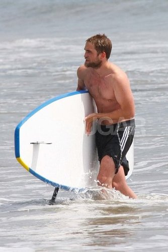 Robert Pattinson held onto his paddleboard.
Robert Pattinson held onto his paddleboard.