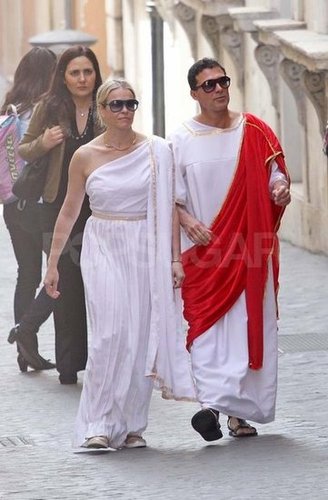 When in Rome — Chelsea Handler and Her Boyfriend Tour Italy in Togas When in Rome — Chelsea Handler and Her Boyfriend Tour Italy in Togas