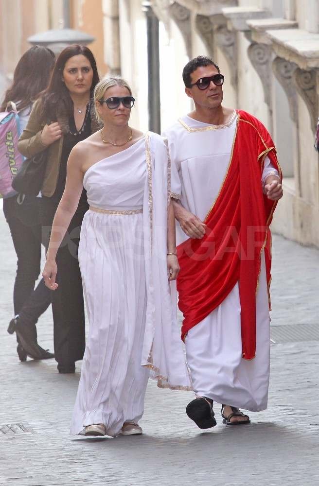 When in Rome — Chelsea Handler and Her Boyfriend Tour Italy in Togas When in Rome — Chelsea Handler and Her Boyfriend Tour Italy in Togas