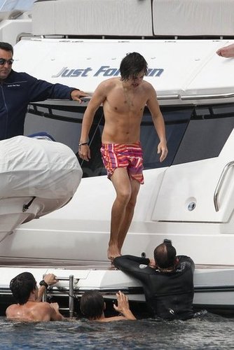One Direction member Harry Styles wore some brightly colored shorts while hanging out in Australia.
One Direction member Harry Styles wore some brightly colored shorts while hanging out in Australia.