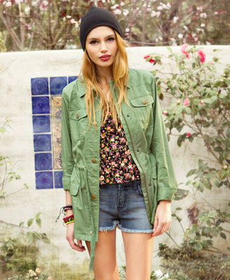 Your inner explorer will come out when wearing this utility jacket, designed with plenty of snap pockets to store your phone, lip gloss, and cash so you can travel purse-free.
Forever 21 Drawstring Utility Jacket ($33)
Your inner explorer will come out when wearing this utility jacket, designed with plenty of snap pockets to store your phone, lip gloss, and cash so you can travel purse-free.
Forever 21 Drawstring Utility Jacket ($33)