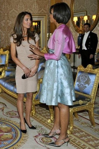 Kate wore a beige Reiss dress and paired the look with a black clutch and black pumps.
Kate wore a beige Reiss dress and paired the look with a black clutch and black pumps.