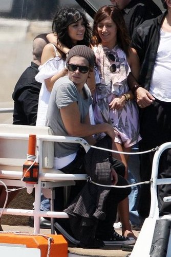Zac Efron, Vanessa Hudgens, and Ashley Tisdale traveled together in Sydney in 2008.
Zac Efron, Vanessa Hudgens, and Ashley Tisdale traveled together in Sydney in 2008.