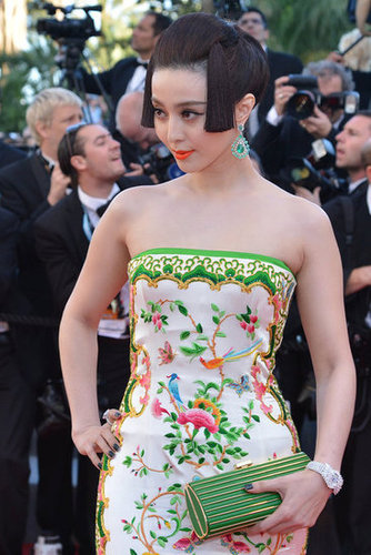 Fan Bingbing echoed the rich embroidery with emerald Chopard jewels and a coordinating Elie Saab clutch.
Fan Bingbing echoed the rich embroidery with emerald Chopard jewels and a coordinating Elie Saab clutch.