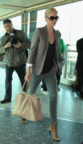 A blazer, nude tote, and cargo jeans are a totally easy way to get that cool-girl look, especially when you want to keep the vibe lowkey.
A blazer, nude tote, and cargo jeans are a totally easy way to get that cool-girl look, especially when you want to keep the vibe lowkey.
