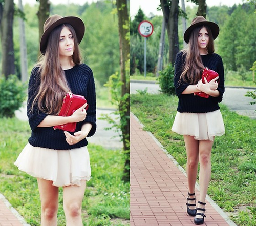 A knit feels instantly summery, topped with a fedora and finished with strappy heels.
Photo courtesy of Lookbook.nu
A knit feels instantly summery, topped with a fedora and finished with strappy heels.
Photo courtesy of Lookbook.nu