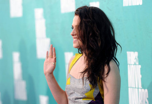 Kristen Stewart waved at the MTV Movie Awards.
Kristen Stewart waved at the MTV Movie Awards.