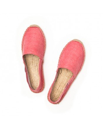 Gift your dad with these old-school espadrilles for the beach, then style him out with rolled-up, broken-in khakis and a polo shirt.
Soludos Red Chambray Espadrilles ($36)
Gift your dad with these old-school espadrilles for the beach, then style him out with rolled-up, broken-in khakis and a polo shirt.
Soludos Red Chambray Espadrilles ($36)