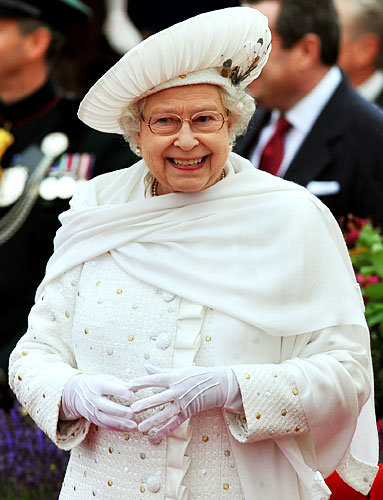 Queen Elizabeth’s Jubilee Outfit: Head-to-Toe White!