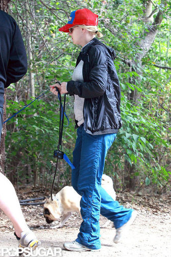 Anna Faris wore a black jacket over her sweatshirt on an early morning walk.
Anna Faris wore a black jacket over her sweatshirt on an early morning walk.