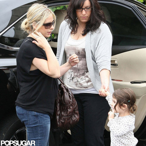Sarah Michelle Gellar covered up her pregnant stomach.
Sarah Michelle Gellar covered up her pregnant stomach.