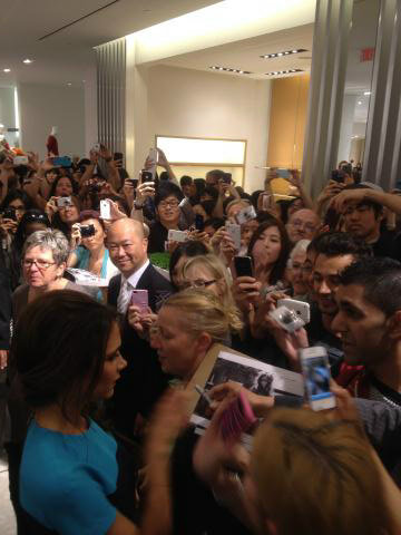 Victoria Beckham tweeted a photo of herself signing autographs for her fans in Vancouver.
Source: Twitter user Victoria Beckham
Victoria Beckham tweeted a photo of herself signing autographs for her fans in Vancouver.
Source: Twitter user Victoria Beckham