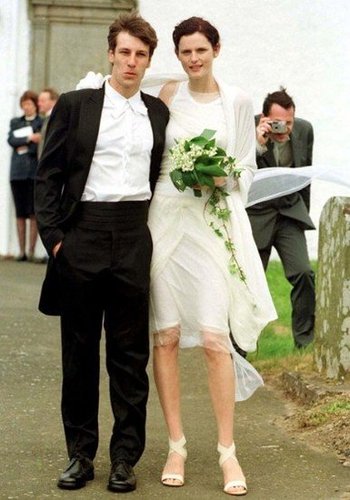 How minimalist! Stella Tennant married David Lasnet in Helmut Lang in June 1999 in Oxfam, Scotland.
How minimalist! Stella Tennant married David Lasnet in Helmut Lang in June 1999 in Oxfam, Scotland.