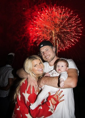 Jessica Simpson and Eric Johnson showed baby Maxwell her first fireworks in July.
Source: Twitter user JessicaSimpson
Jessica Simpson and Eric Johnson showed baby Maxwell her first fireworks in July.
Source: Twitter user JessicaSimpson