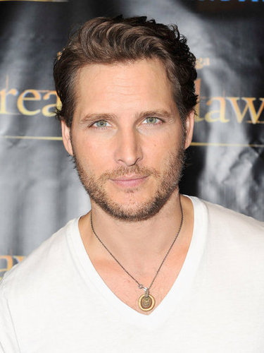 Peter Facinelli wore a white v-neck shirt to the Breaking Dawn Part 2 party at Comic-Con.
Peter Facinelli wore a white v-neck shirt to the Breaking Dawn Part 2 party at Comic-Con.
