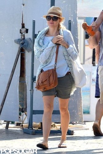 Naomi Watts sported a cute brown shoulder bag.
Naomi Watts sported a cute brown shoulder bag.