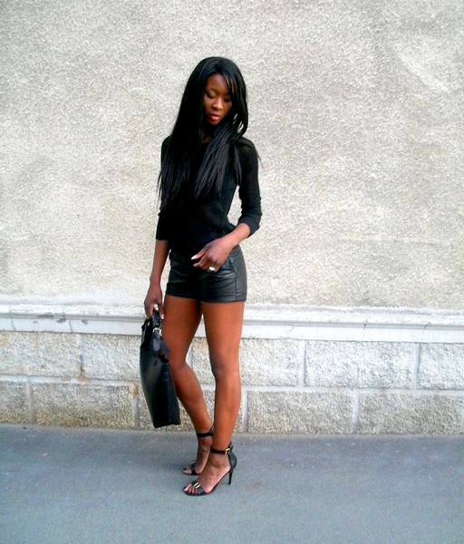 http://stylesbyassitan.blogspot.fr/2012/07/short-en-cuir-et-pull-resille.html