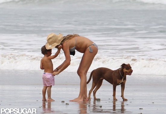 Gisele Bundchen played with Benjamin on the beach.
Gisele Bundchen played with Benjamin on the beach.