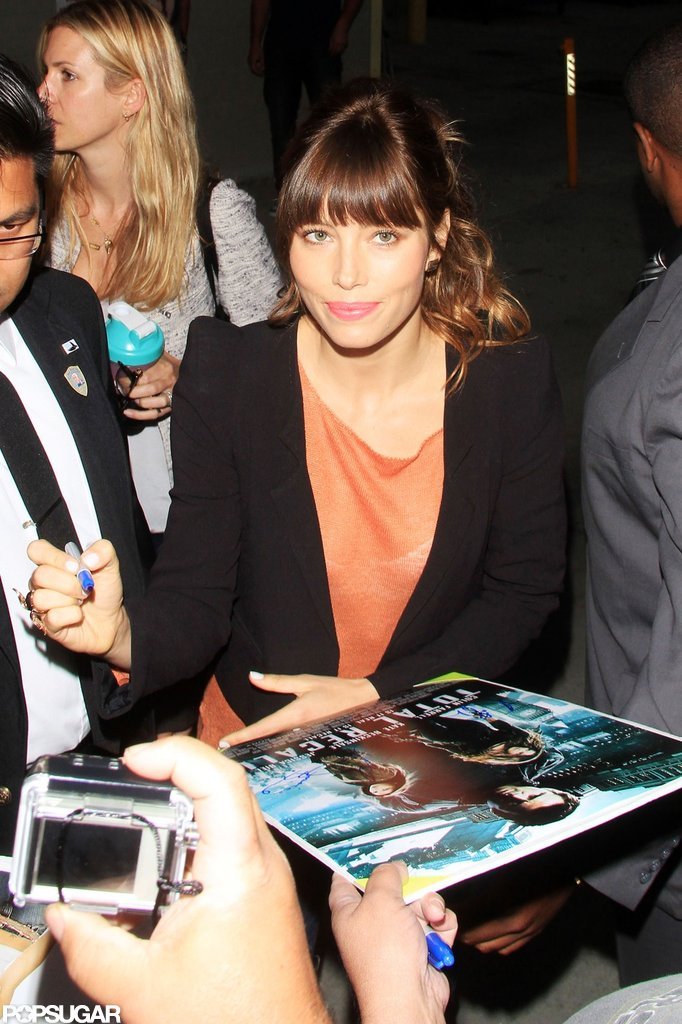 Jessica Biel signed autographs outside of The Tonight Snow With Jay Leno in LA.
Jessica Biel signed autographs outside of The Tonight Snow With Jay Leno in LA.