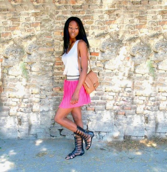 http://stylesbyassitan.blogspot.fr/2012/07/spartiates-montantes-et-jupe-patineuse.html