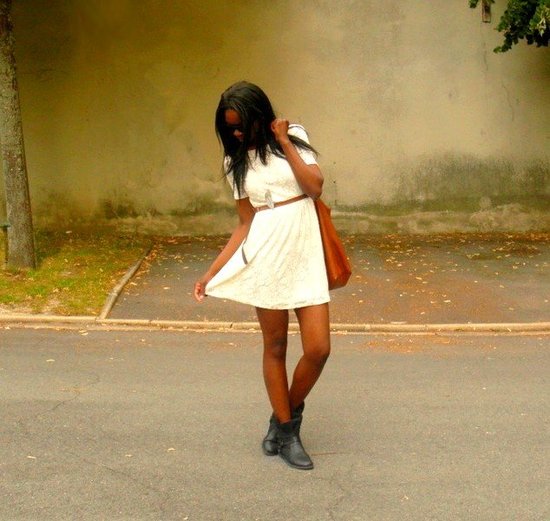 http://stylesbyassitan.blogspot.fr/2012/07/robe-en-dentelle-et-bottes-motardes.html
