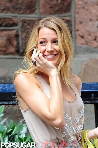 Blake Lively Shows Lots of Leg on the Set of Gossip Girl Blake Lively Shows Lots of Leg on the Set of Gossip Girl