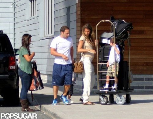 Pregnant Gisele Bundchen Packs Up With Jack and Ben Pregnant Gisele Bundchen Packs Up With Jack and Ben