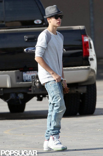 Justin Bieber wore a hat to visit Selena Gomez on set in LA.
Justin Bieber wore a hat to visit Selena Gomez on set in LA.