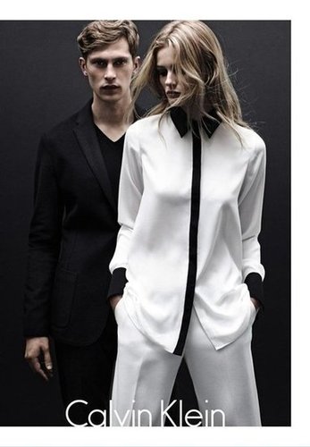 We're crushing on this two-toned collared blouse by the Calvin Klein White Label's Fall 2012 line.
We're crushing on this two-toned collared blouse by the Calvin Klein White Label's Fall 2012 line.