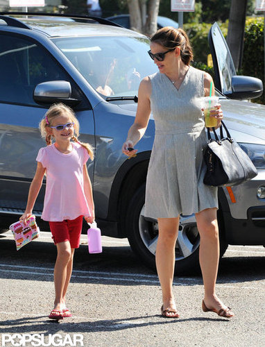 Jennifer Garner Gets Smiley With Violet at Gymnastics Jennifer Garner Gets Smiley With Violet at Gymnastics