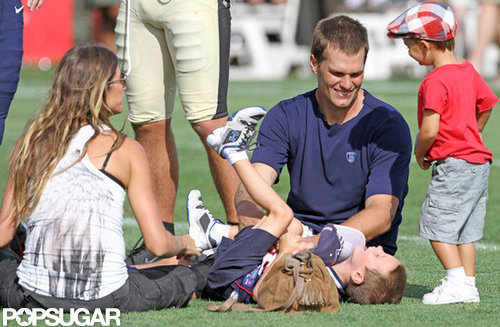 Tom and Pregnant Gisele Kiss and Cuddle With Jack and Ben! Tom and Pregnant Gisele Kiss and Cuddle With Jack and Ben!