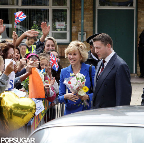 Naomi Watts laughed on set with fans.
Naomi Watts laughed on set with fans.