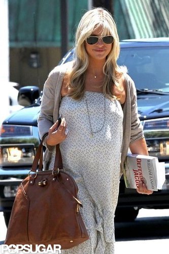 Sarah Michelle Gellar carried her book with her.
Sarah Michelle Gellar carried her book with her.