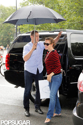 Jennifer Garner took shelter under an umbrella in NYC.
Jennifer Garner took shelter under an umbrella in NYC.