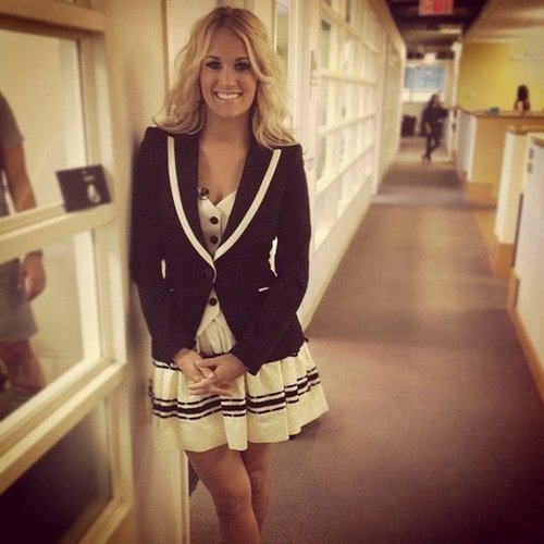 Carrie Underwood stopped by VH1's offices.
Source: Instagram user vh1
Carrie Underwood stopped by VH1's offices.
Source: Instagram user vh1