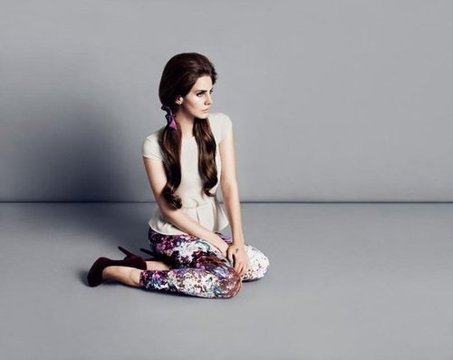 Brigitte Bardot hair, floral jeans, and round-toe pumps make this H&M ad the epitome of '50s cool.
Brigitte Bardot hair, floral jeans, and round-toe pumps make this H&M ad the epitome of '50s cool.
