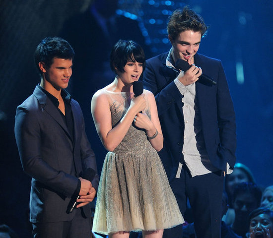 In 2009, Kristen Stewart sported a short bob when she took the stage with Robert Pattinson and Taylor Lautner.
In 2009, Kristen Stewart sported a short bob when she took the stage with Robert Pattinson and Taylor Lautner.