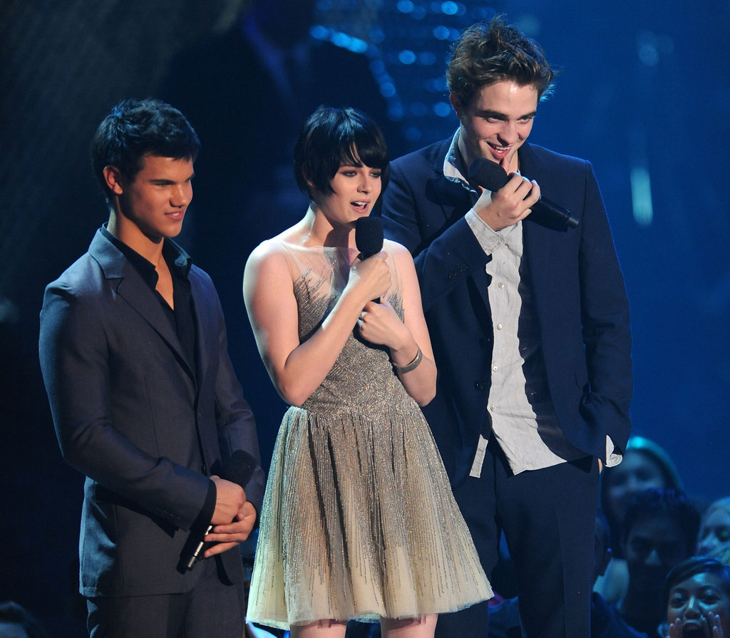 In 2009, Kristen Stewart sported a short bob when she took the stage with Robert Pattinson and Taylor Lautner.
In 2009, Kristen Stewart sported a short bob when she took the stage with Robert Pattinson and Taylor Lautner.