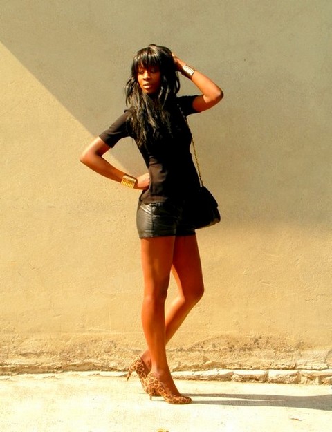 http://stylesbyassitan.blogspot.fr/2012/09/top-peplum-short-en-cuir-et-vide.html