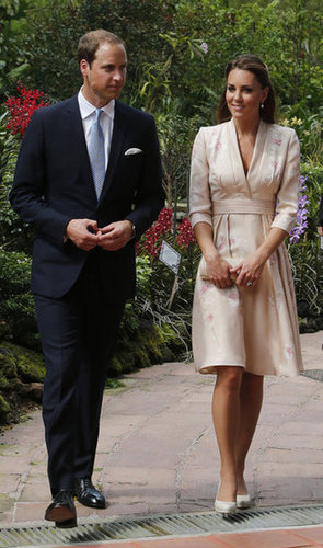 Kate Middleton looked radiant in a soft floral-printed kimono dress by Jenny Packham — the orchids on her dress went perfectly with the Singapore Botanic Gardens scenery.
Kate Middleton looked radiant in a soft floral-printed kimono dress by Jenny Packham — the orchids on her dress went perfectly with the Singapore Botanic Gardens scenery.