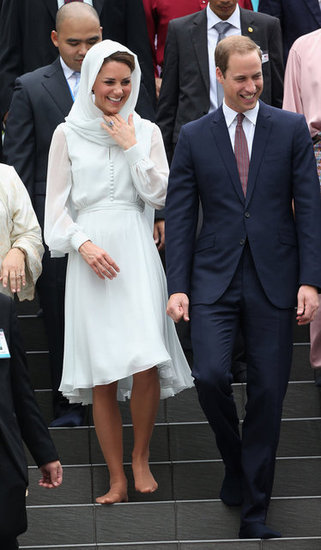 Kate Middleton Smiles Big and Goes Barefoot Visiting Malaysian Mosque Kate Middleton Smiles Big and Goes Barefoot Visiting Malaysian Mosque