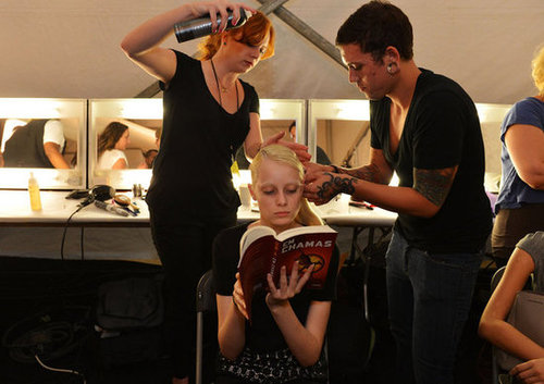This model got her hair done backstage while she read the Portuguese version of Suzanne Collins's second Hunger Games book, Catching Fire (Em Chamas).
This model got her hair done backstage while she read the Portuguese version of Suzanne Collins's second Hunger Games book, Catching Fire (Em Chamas).