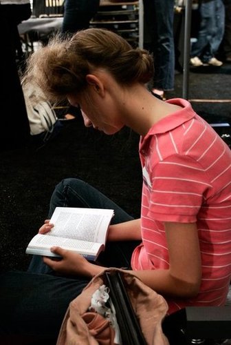 A model found time to read in NYC.
A model found time to read in NYC.